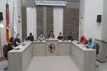 SESSÃO ORDINÁRIA APROVOU PROJETOS E REQUERIMENTO.