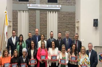 VEREADORES HOMENAGEIAM PROFESSORES EM SESSÃO SOLENE