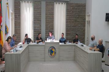 SESSÃO EXTRAORDINÁRIA APROVOU DOZE E REPROVOU OITO PROJETOS DE LEI.