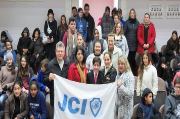 O aluno João Augusto Moratelli representara Arvorezinha na etapa regional do Programa Oratória nas Escolas