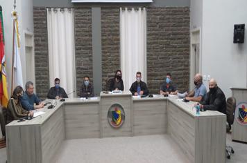 SESSÃO EXTRAORDINÁRIA APROVOU TRÊS PROJETOS DE LEI.