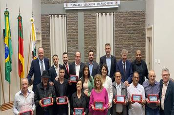 9 TRABALHADORES(AS) ARVOREZINHENSES FORAM HOMENAGEADOS(AS) DURANTE SESSÃO SOLENE EM HOMENAGEM AO DIA INTERNACIONAL DO TRABALHADOR