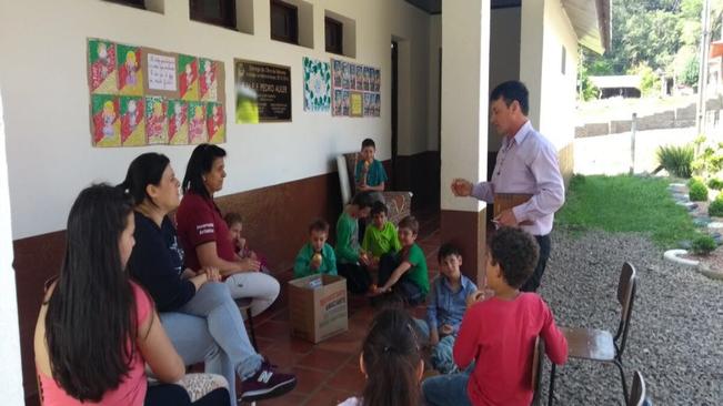 Vereador Nelsinho visita escolas e ouve reivindicações 