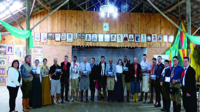 Vereadores homenageiam Cavaleiros em Sessão Solene lotada