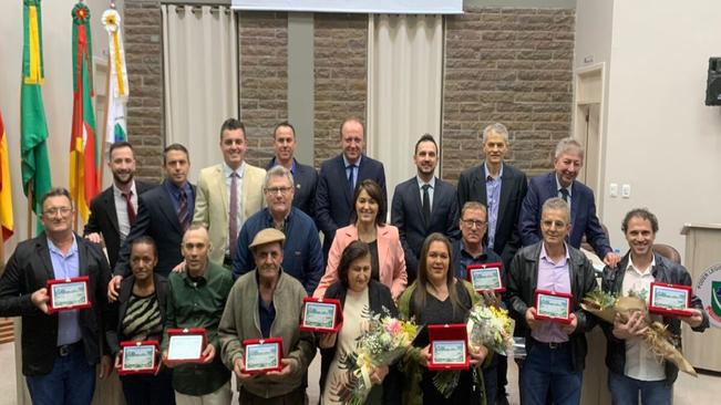 TRABALHADORES SÃO HOMENAGEADOS EM SESSÃO SOLENE