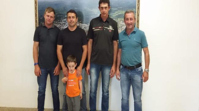 Presidente da Câmara, Prefeito Municipal e Membros da Comunidade de Linha Gramado estiveram reunidos