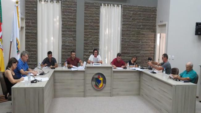 SESSÃO ORDINÁRIA DO DIA 17 DE MARÇO APROVOU 16 PROJETOS DE LEI, UM PROJETO DE DECRETO LEGISLATIVO E UM PEDIDO DE LICENÇA DE VIAGEM.