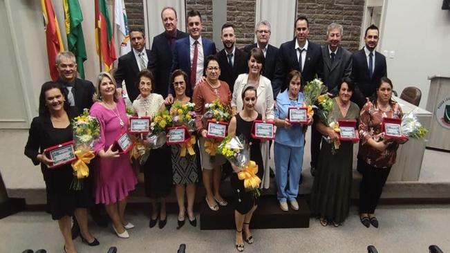 MULHERES SÃO HOMENAGEADAS EM SESSÃO SOLENE