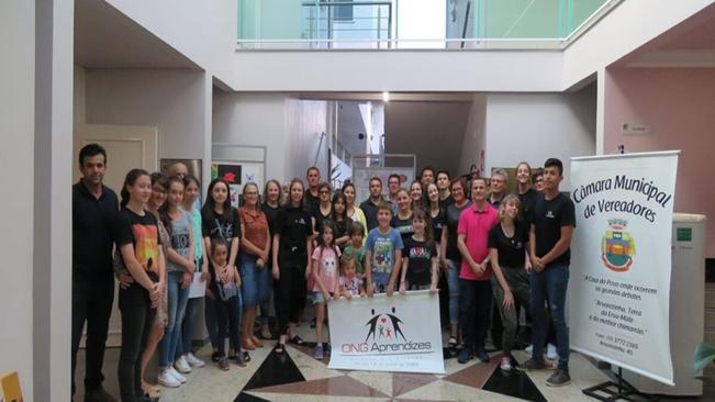 ENCERRAMENTO DA EXPOSIÇÃO DE ARTES PLÁSTICAS DA ONG APRENDIZES CONTOU COM APRESENTAÇÃO MUSICAL