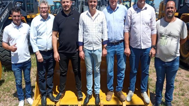 VEREADORES ACOMPANHAM A ENTREGA DE UMA PÁ CARREGADEIRA PARA O MUNICÍPIO DE ARVOREZINHA