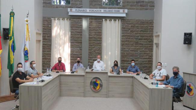 SESSÃO ORDINÁRIA APROVOU TRÊS PROJETOS DE LEI E SEIS REQUERIMENTOS.