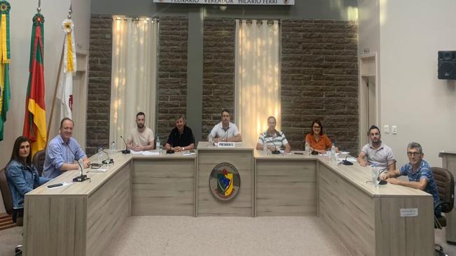 LEGISLATIVO MUNICIPAL REALIZOU SESSÃO EXTRAORDINÁRIA NO DIA 28/11￼