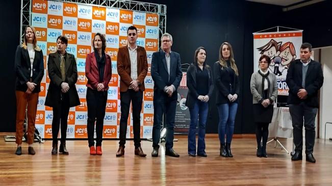 LEGISLATIVO PRESENTE NO CONCURSO DE ORATÓRIA NAS ESCOLAS