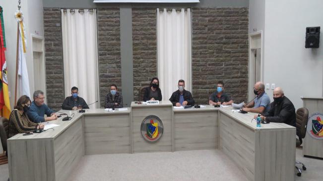 SESSÃO EXTRAORDINÁRIA APROVOU TRÊS PROJETOS DE LEI.