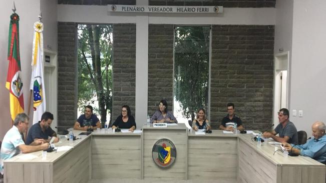 CINCO PROJETOS DE LEI E QUATRO REQUERIMENTOS FORAM APROVADOS EM SESSÃO ORDINÁRIA